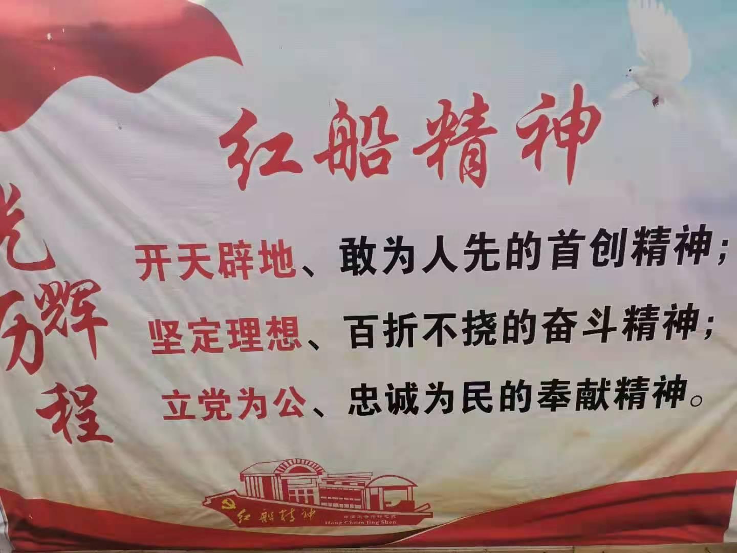 姚笛41岁转行导演，嘴瘪显老态，新剧条幅揭示野心！